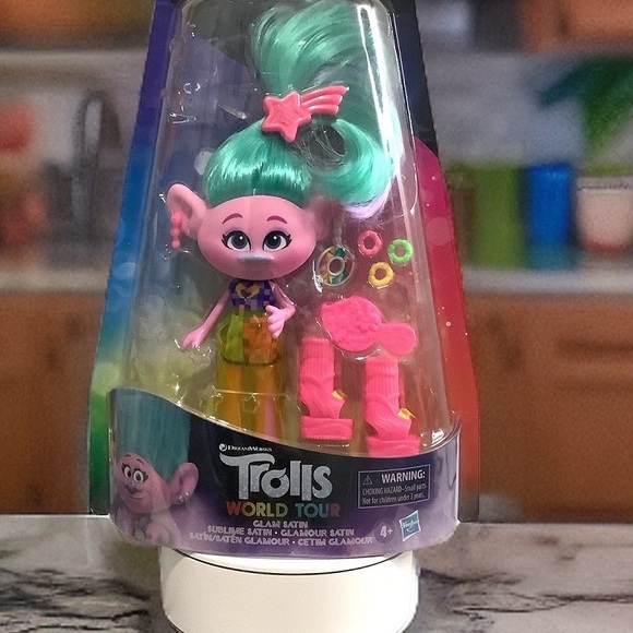 DreamWorks Trolls World Tour Glam Satin Fashion Doll with Accessories. NIB - Picture 5 of 7